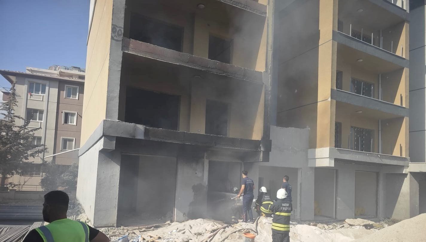 Hatay’da inşaat halindeki binada yangın