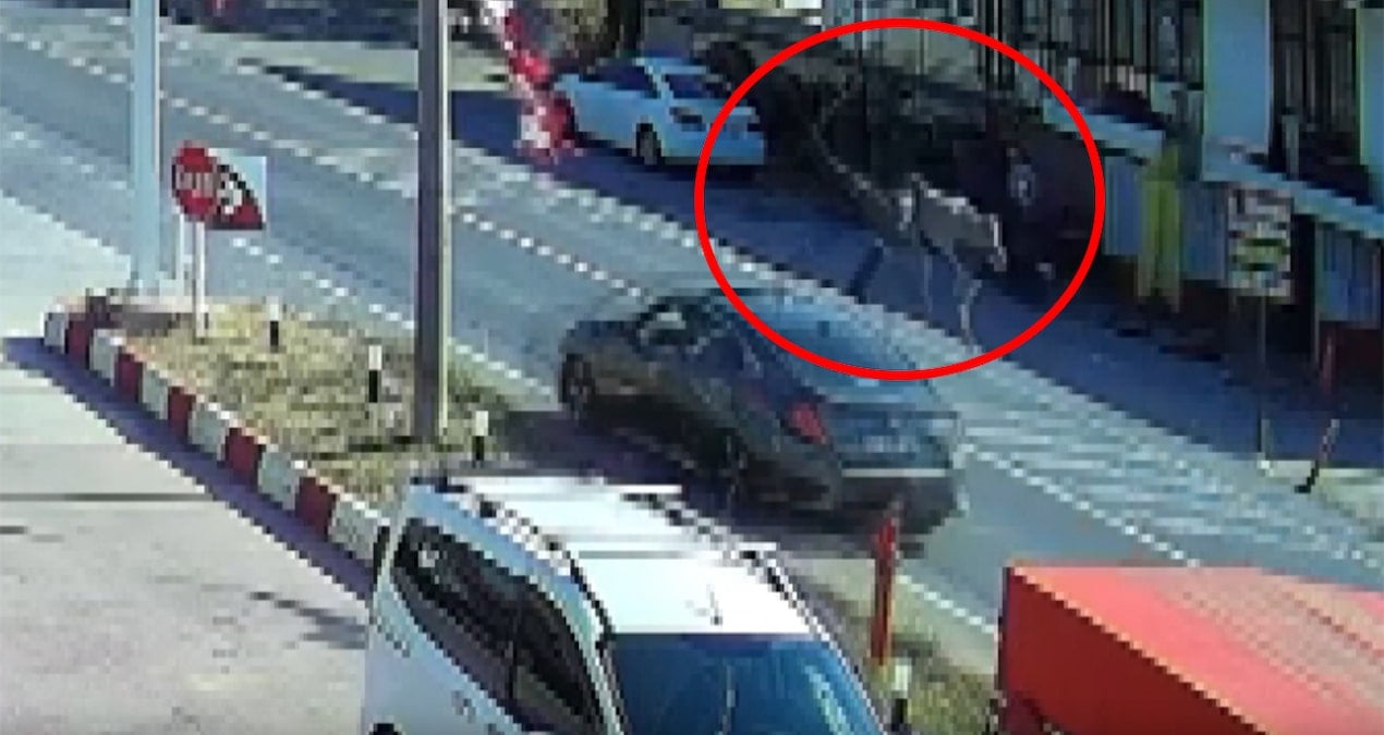 Otomobil çarptı, metrelerce havaya savruldu