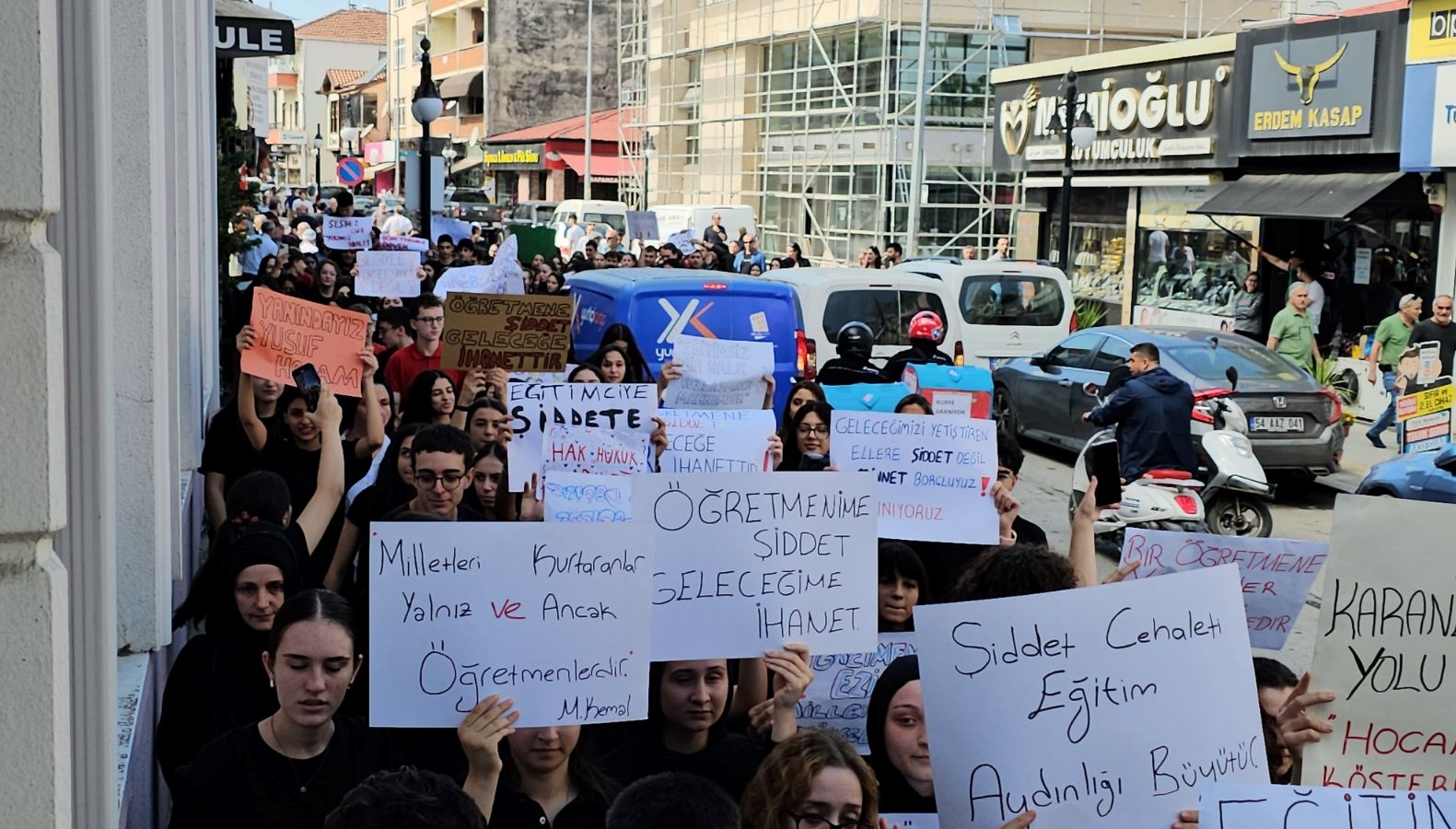 Sakarya’da öğretmene darp: 2 kişi gözaltına alındı