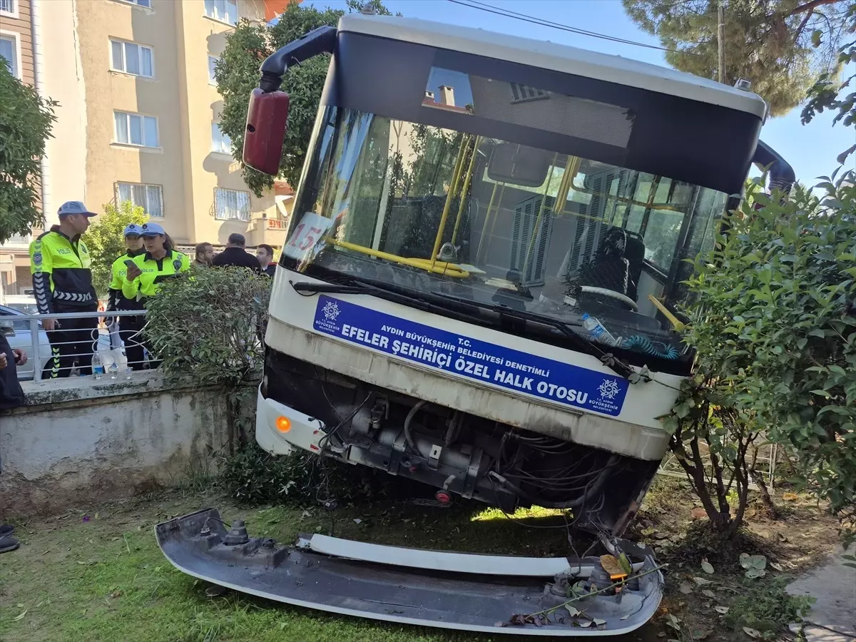 Efeler’de Midibüs Bahçe Duvarına Çarptı