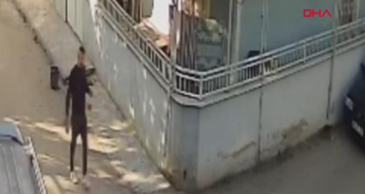 Husumetlisinin otomobilini kundakladı; o anlar kamerada