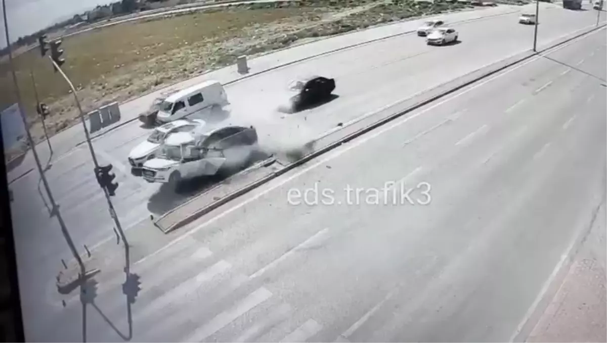 Kırmızı Işıkta Kaza: Kimya Öğretmeni Hayatını Kaybetti