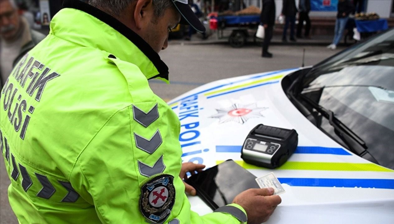Samsun’da ehliyetsiz sürücü polise çarpıp kaçtı