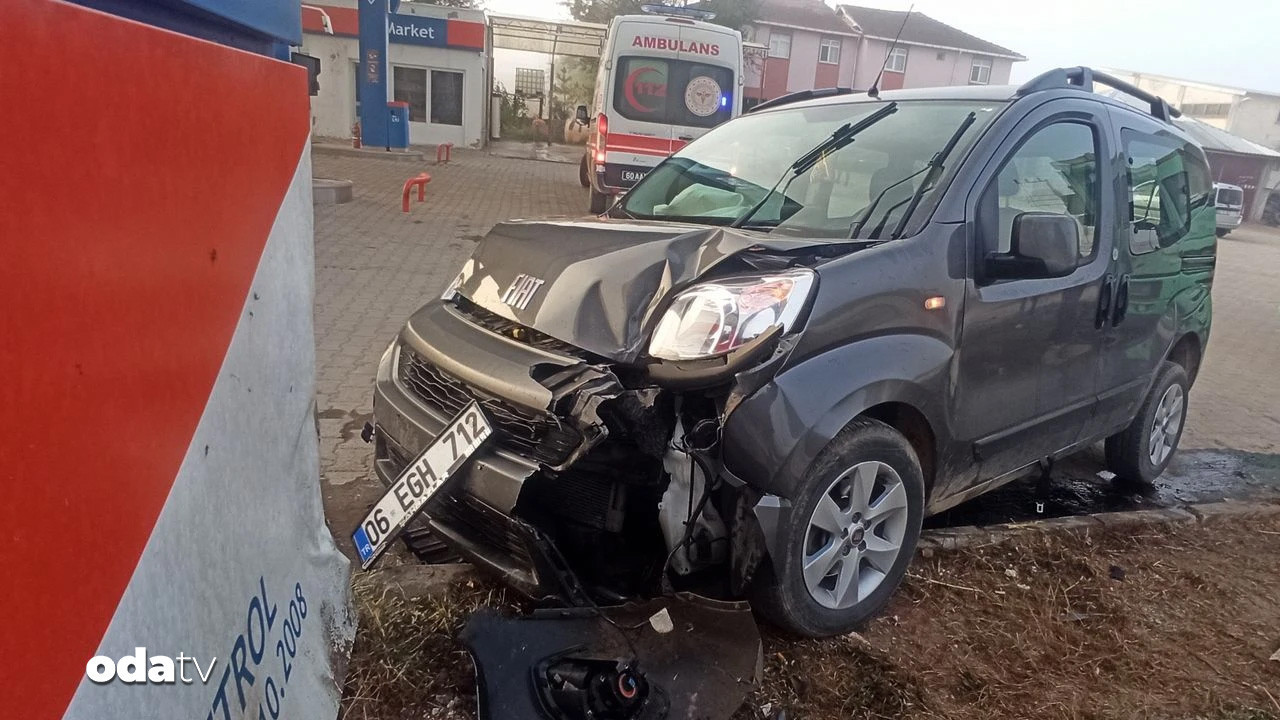 Tokat’ta bir araç akaryakıt istasyonunun tabelasına çarptı, 3 kişi yaralandı