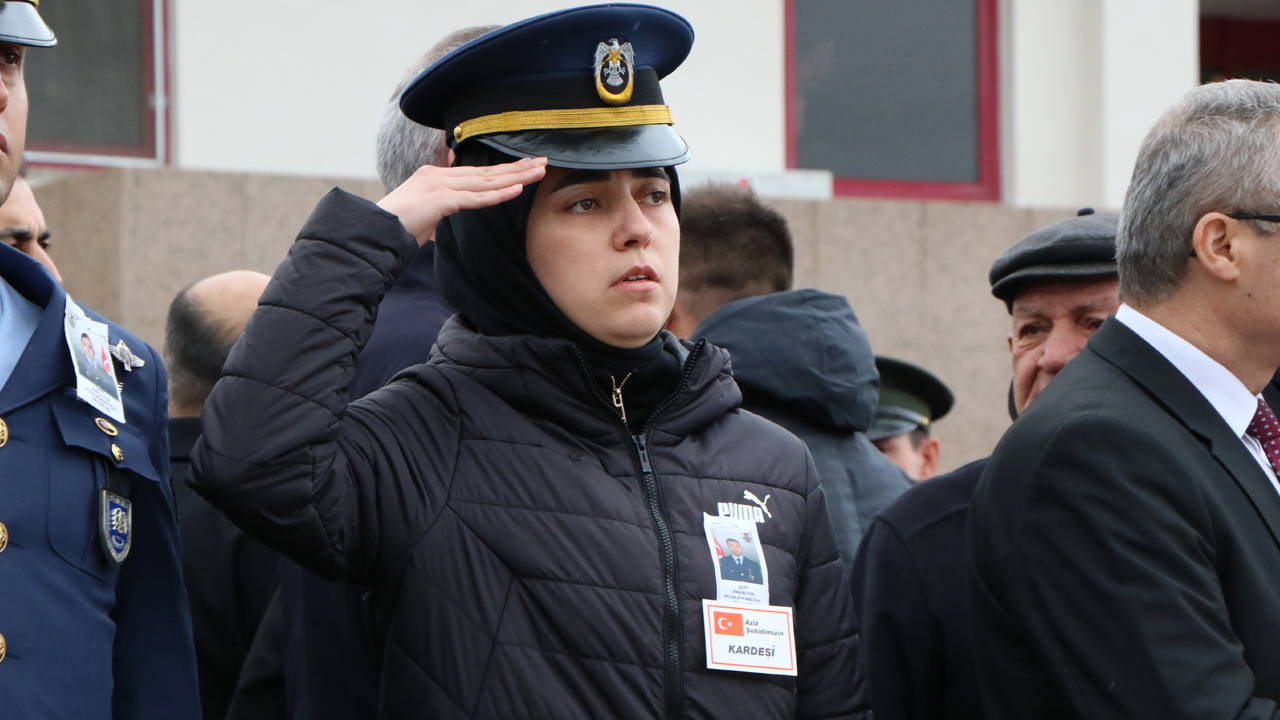 20 kahraman şehide veda: Şehit ağabeyinin cenazesini, asker selamıyla karşıladı…