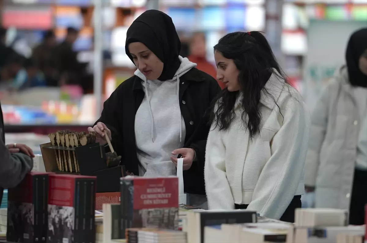 “7. Doğu Anadolu Erzurum Kitap Fuarı” 7. gününde devam ediyor