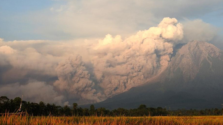 Endonezya’da Semeru Yanardağı’nda patlama