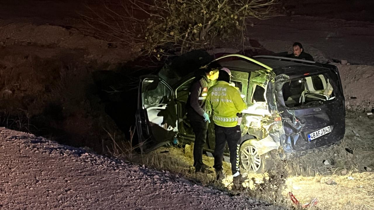 Konya’da hafif ticari araç devrildi: 1 ölü, 3 yaralı