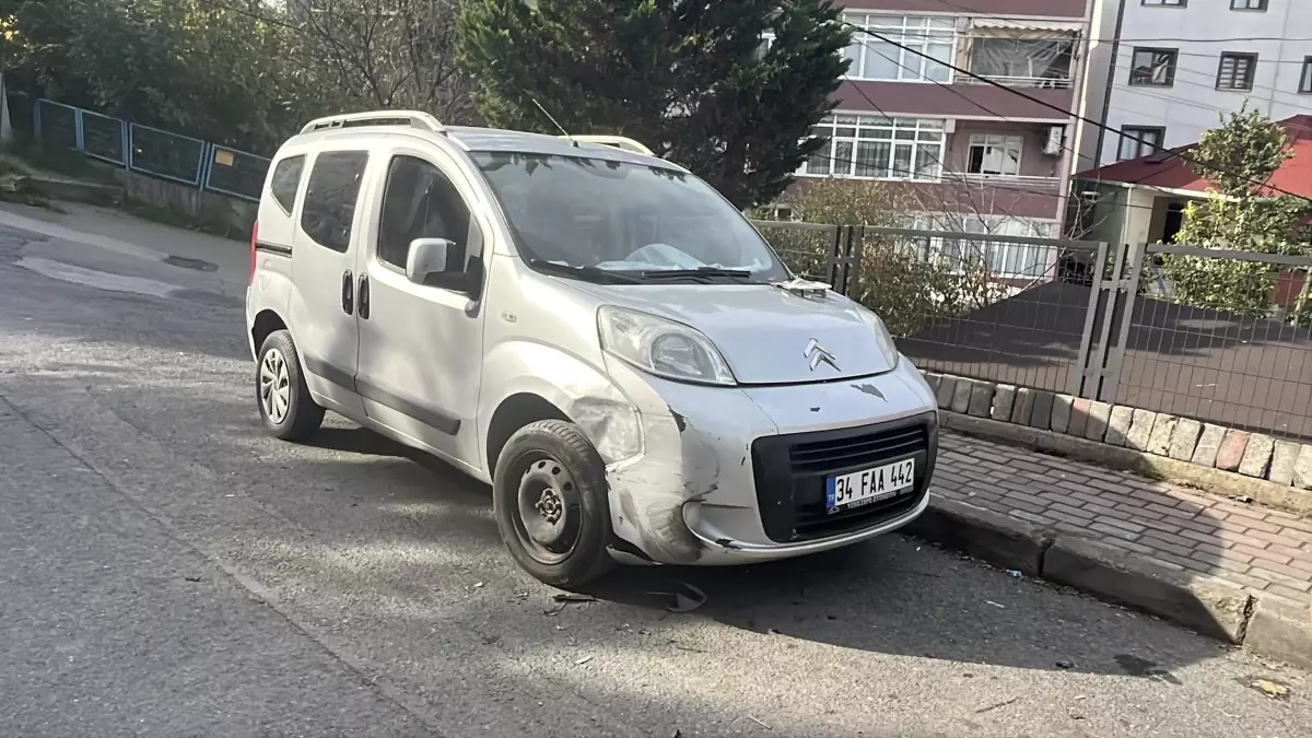Otomobil Ev Çatısına Çıktı