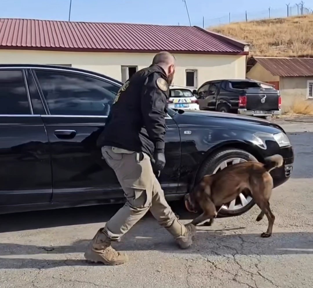 Otomobilde kilolarca uyuşturucu bulundu