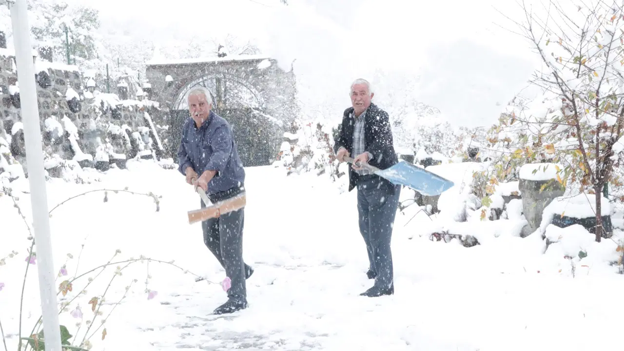 Yazın serinleyebilmek için kuyuları karla dolduruyorlar!