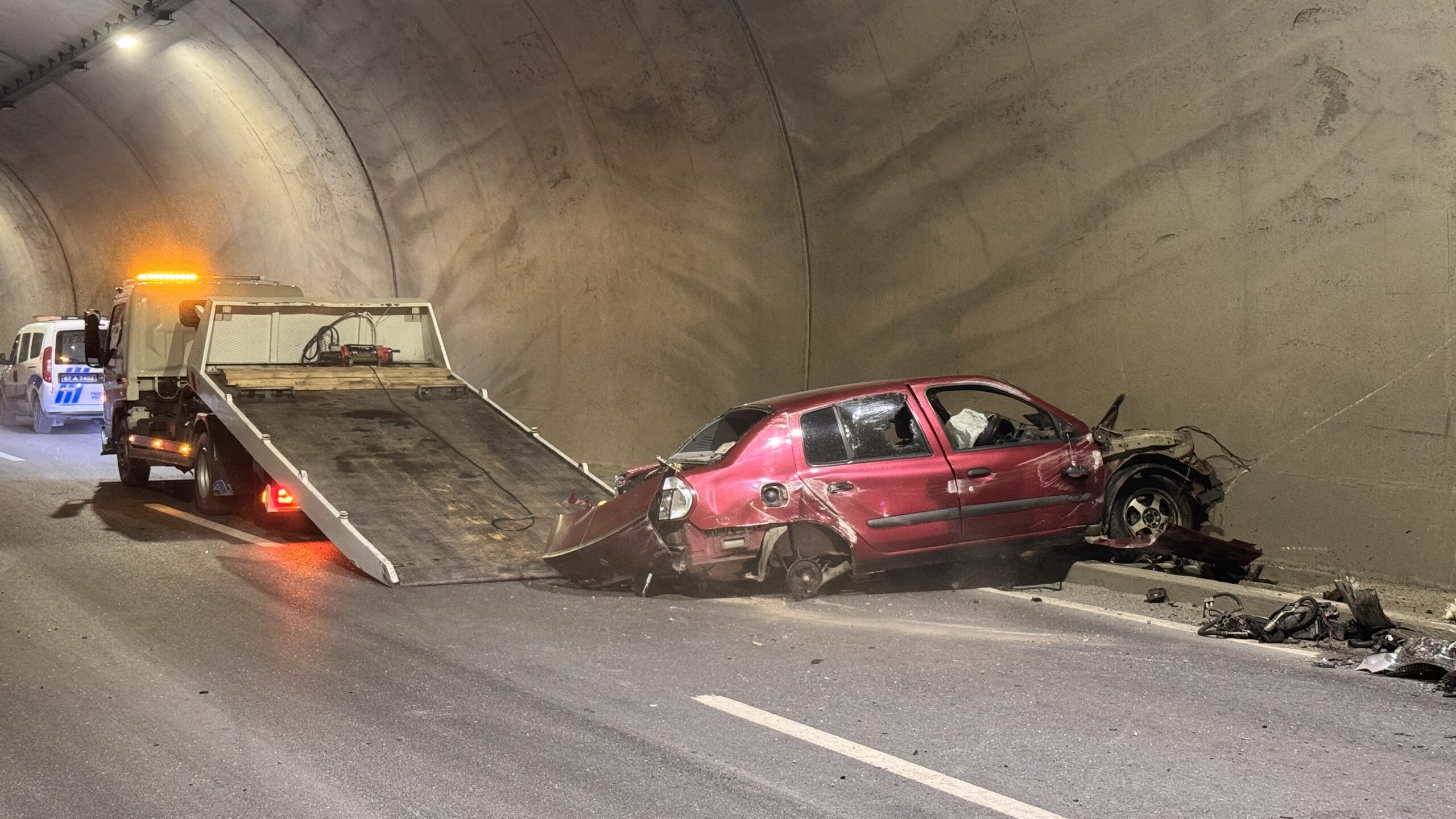 Zonguldak’ta kontrolden çıkan araç tünel duvarına çarptı