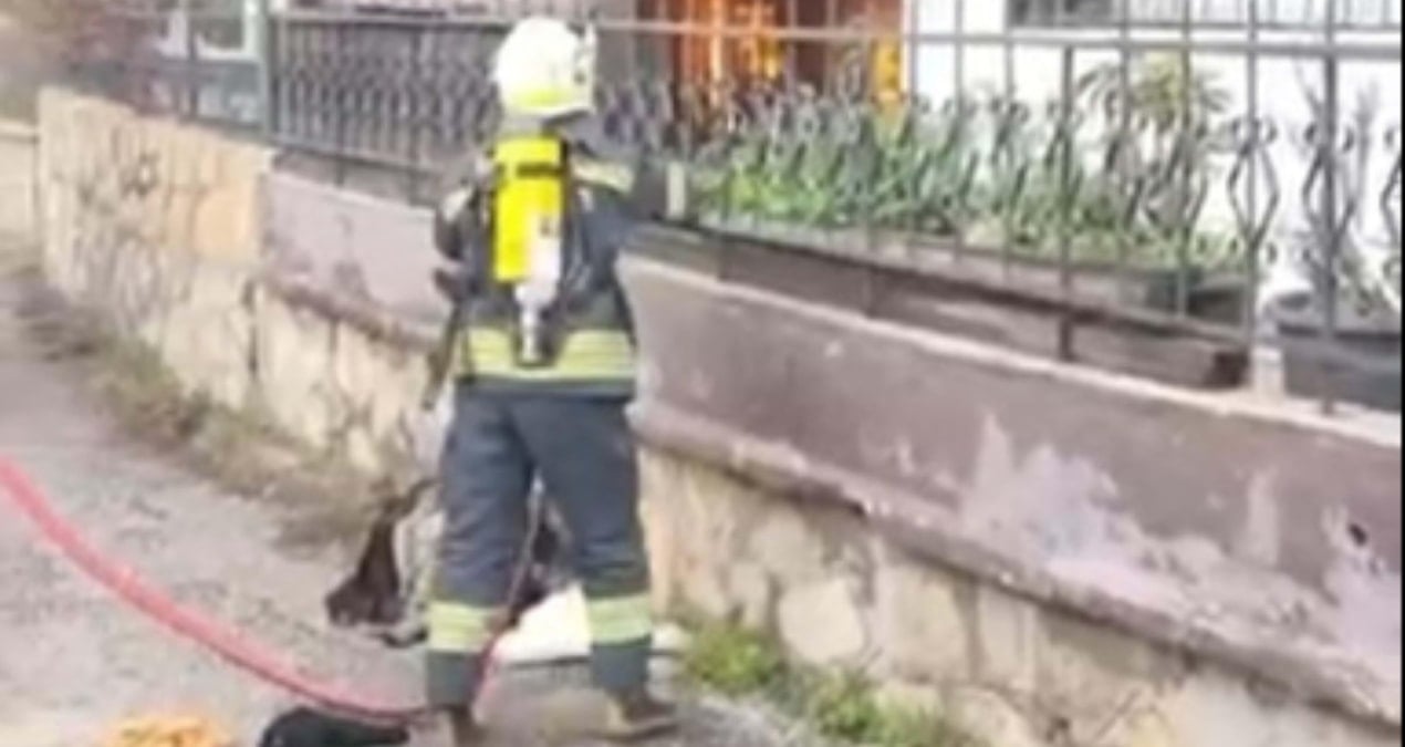 Ailesiyle tartışıp, birlikte yaşadıkları evi ateşe verdi