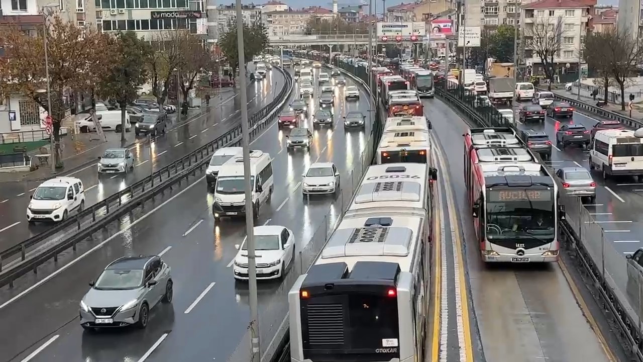 Avcılar’da metrobüs arızası yoğunluğa neden oldu