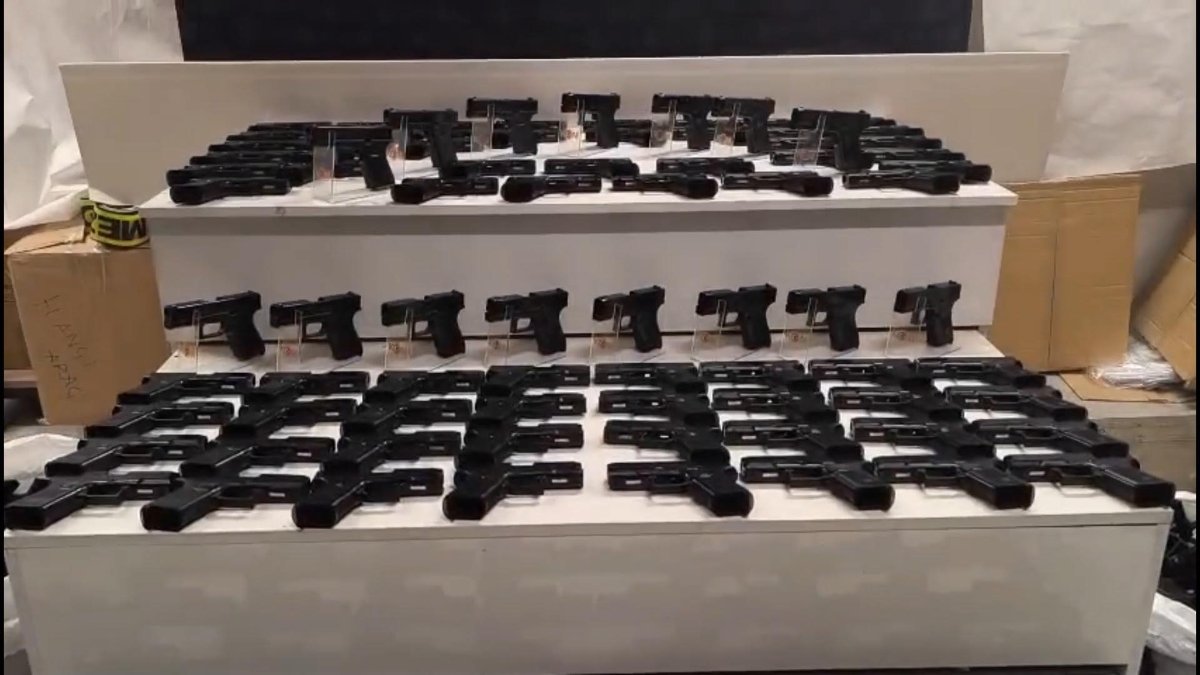 Eskişehir’de çekici üzerindeki araçta saklanmış 480 tabanca bulundu