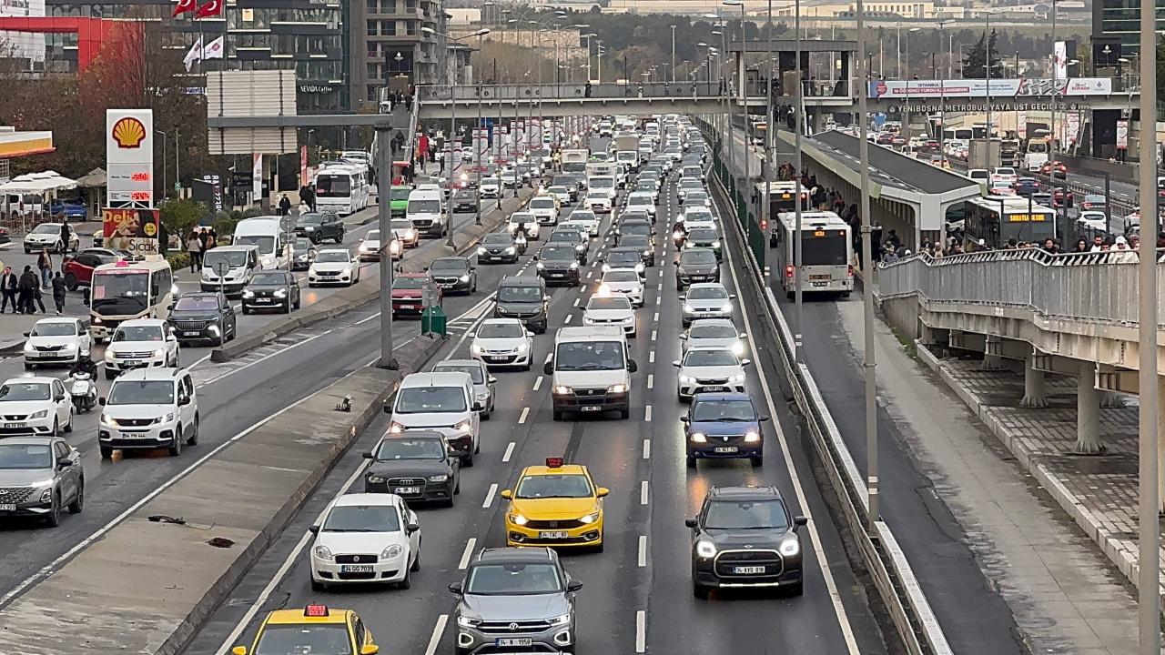İstanbul’da haftanın ilk mesai gününde trafik yoğunluğu yüzde 72’ye kadar çıktı