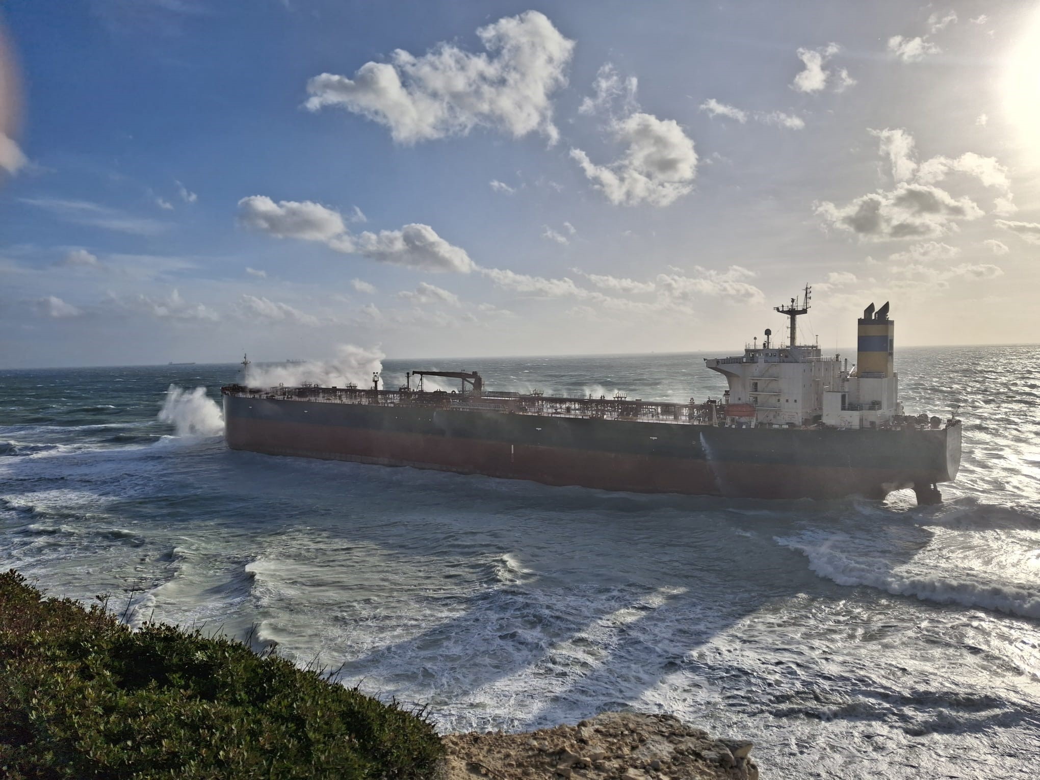 Bozcaada’da petrol tankeri fırtına nedeniyle karaya oturdu