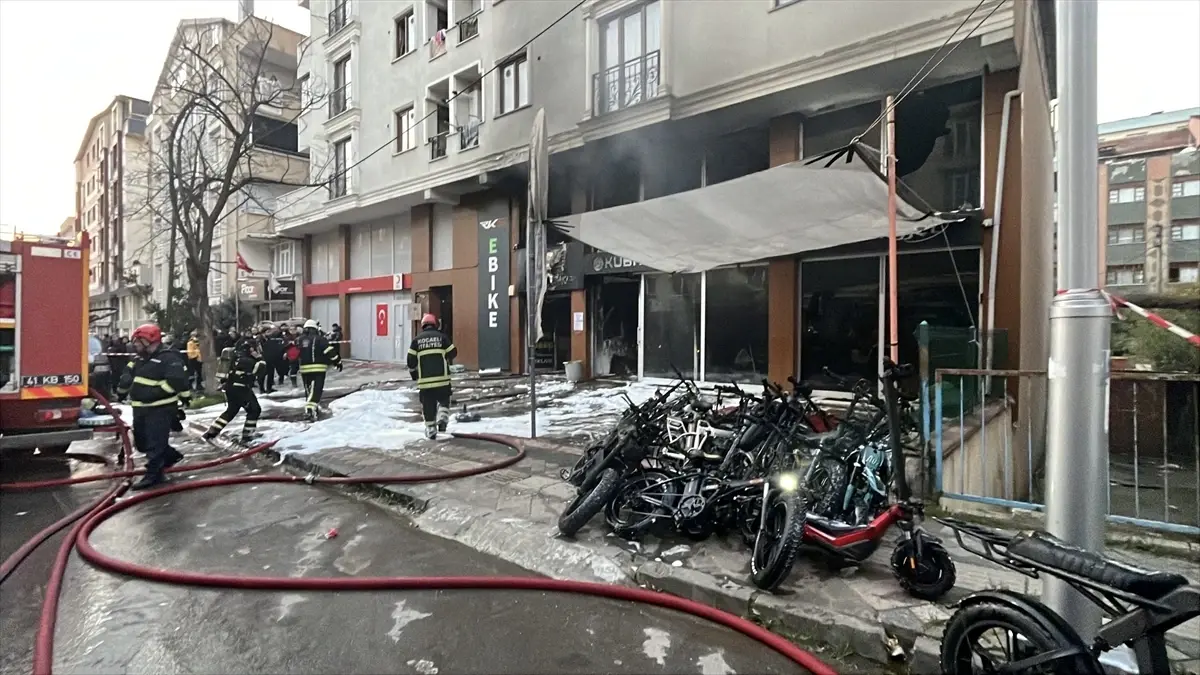 Çayırova’da Yangın: İş Yeri Kullanılamaz Hale Geldi