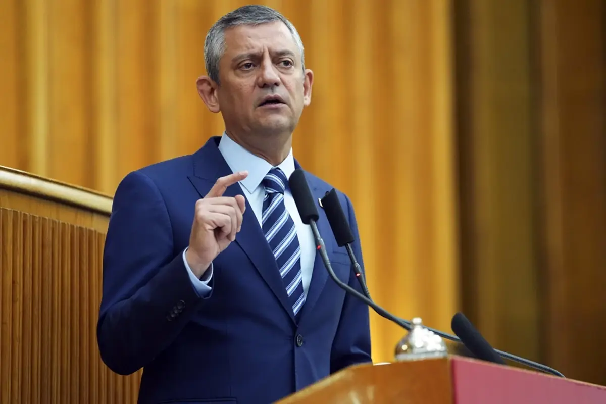 Özgür Özel, Cumhurbaşkanı Erdoğan’ı hedef alan Yunan gazeteciye sert tepki gösterdi