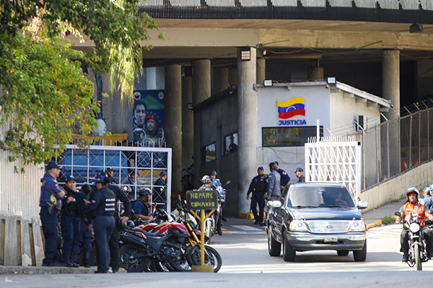 Venezuela siyasi tutukluları serbest bırakmaya başladı