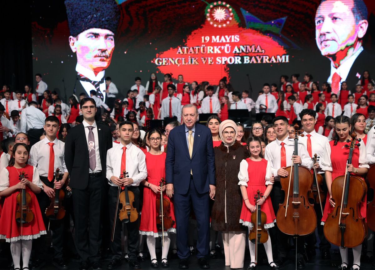 Cumhurbaşkanı Erdoğan ve Emine Erdoğan, 19 Mayıs Çocuk Orkestrası Konseri’nde Bir Araya Geldi