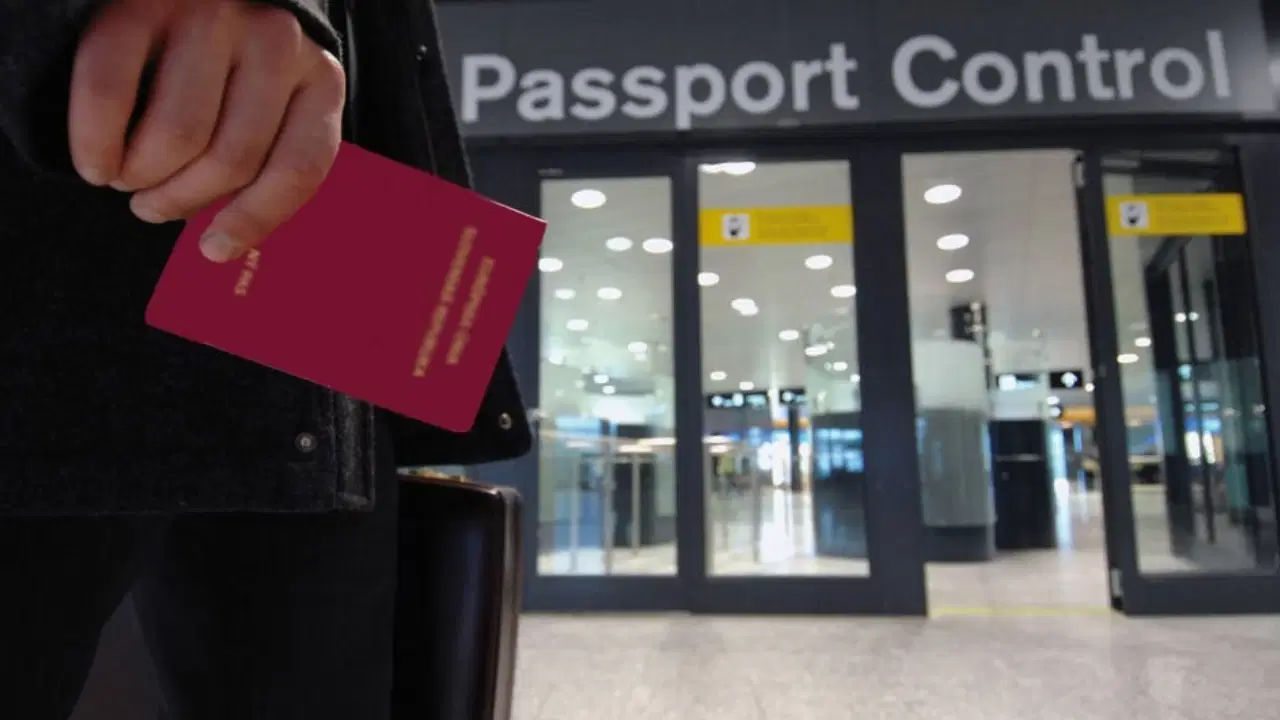 istanbulda-sahte-pasaportla-ingiltereye-gitmeye-calisanlara-yardim-eden-8-zanli-yakalandi-rDUHXbLQ