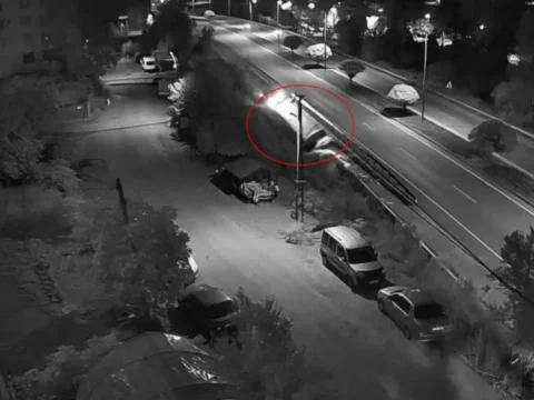 Ilginc kaza yoldan cikan arac su kanalinin uzerinde ilerledi 6NfGcl1F