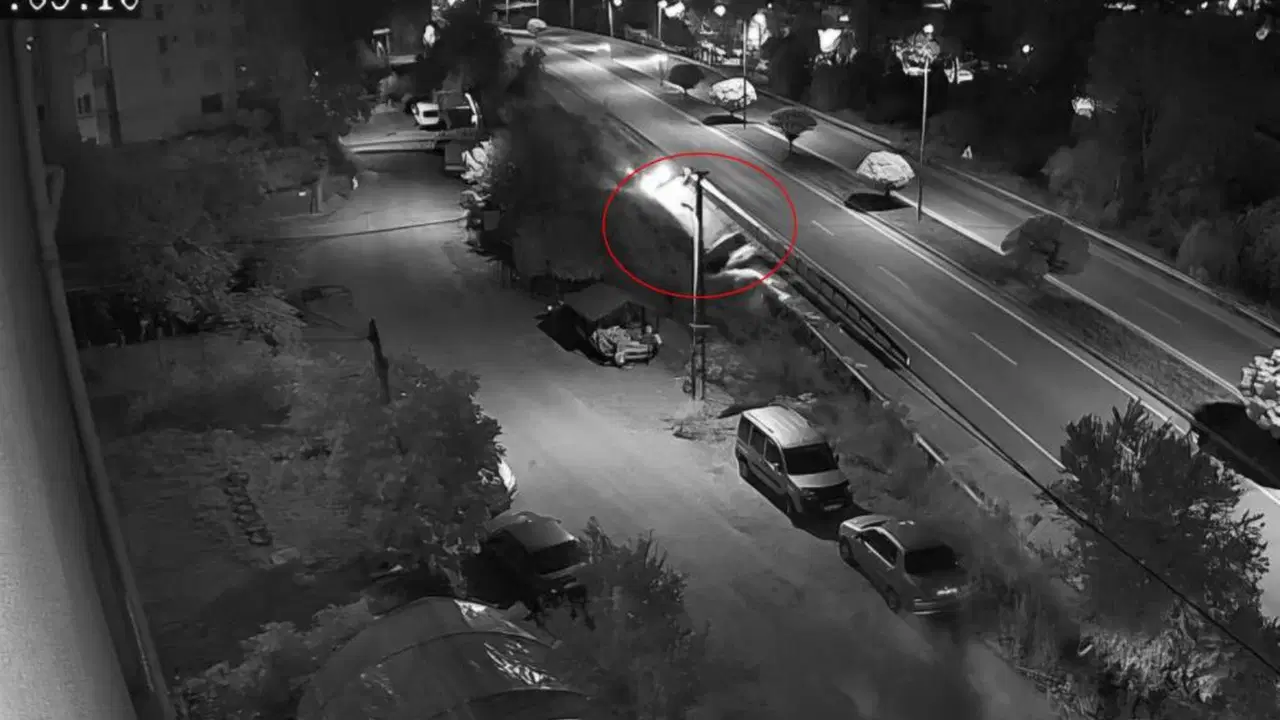Ilginc kaza yoldan cikan arac su kanalinin uzerinde ilerledi 6NfGcl1F